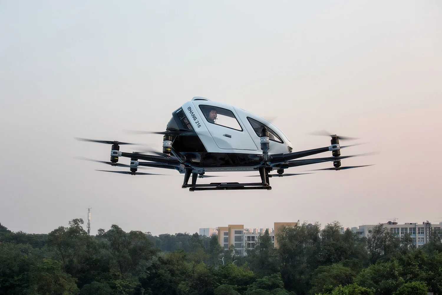 El EHang 216 en vuelo durante una demostración pública. Es un eVTOL autónomo de dos plazas desarrollado en China, diseñado para movilidad aérea urbana y operaciones totalmente automatizadas.