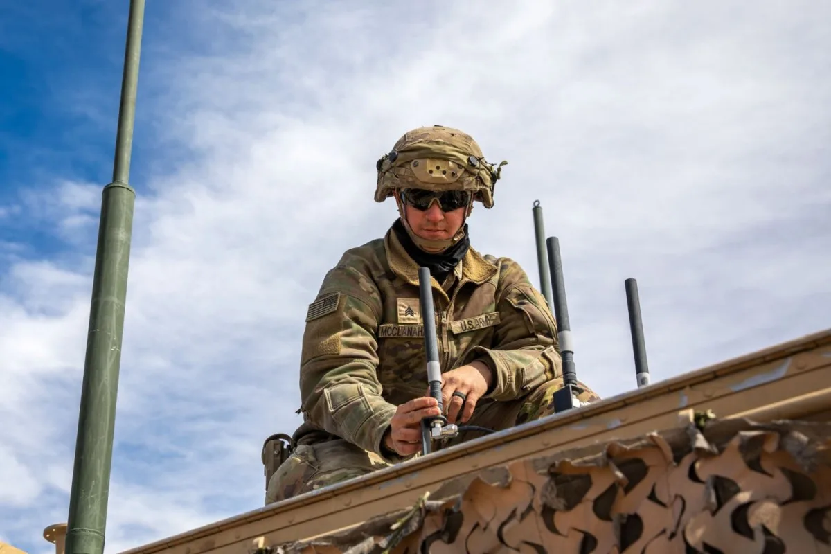 Un soldado del Ejército de la 1.ª División Blindada se prepara para el Proyecto Convergencia - Fase Final 5 (PC-C5) en Fort Irwin, California, en marzo de 2025.