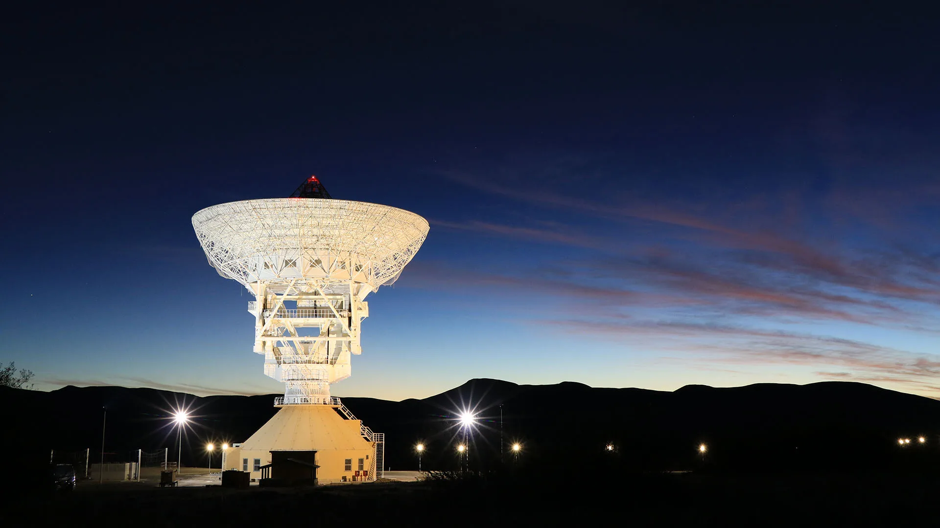 La Estación de Espacio Lejano pertenece a la Administración Espacial Nacional China y forma parte de la Red de Espacio Profundo de China. Opera en Neuquén desde su fundación en 2018.