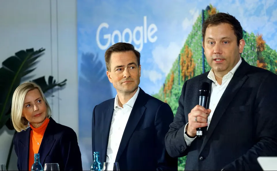 El ministro de Finanzas alemán Lars Klingbeil, el director general de Google en Alemania y vicepresidente para Europa Central, Philipp Justus, y la vicepresidenta de Google Cloud para Europa del Norte, Marianne Janik, durante una conferencia de prensa en Berlín, Alemania, el 11 de noviembre de 2025.