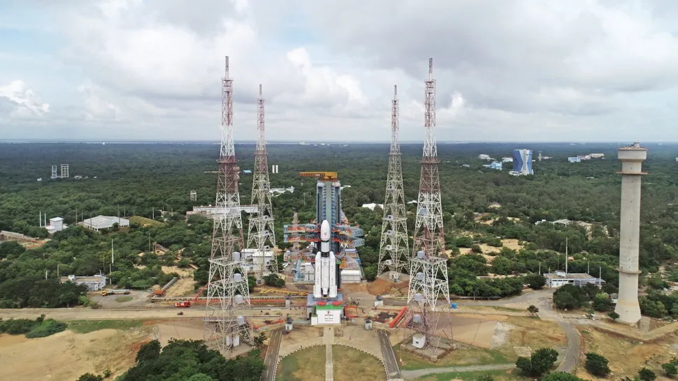 El cohete indio LVM3 en la plataforma del Centro Espacial Satish Dhawan, antes del lanzamiento del satélite militar de comunicaciones CMS-03.