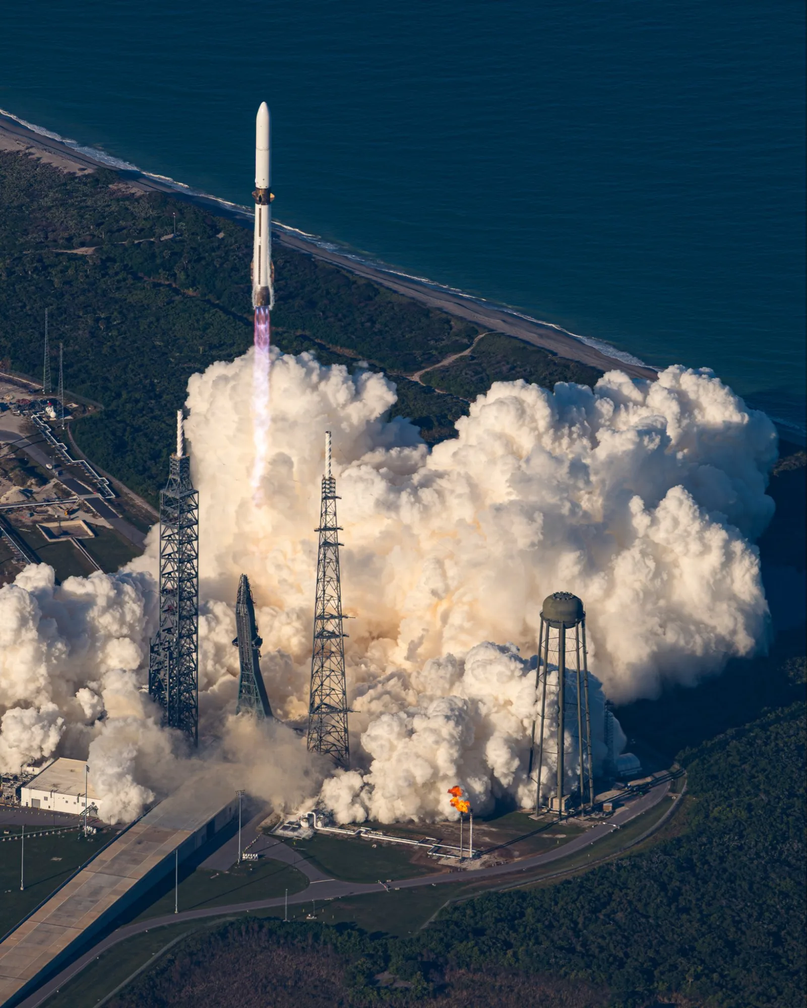 Imagen del lanzamiento del cohete New Glenn de Blue Origin. New Glenn fallo
