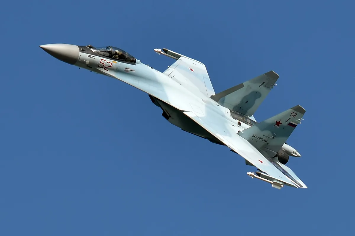 Su-35, caza multipropósito de generación 4++, actual columna vertebral de la defensa aérea rusa.