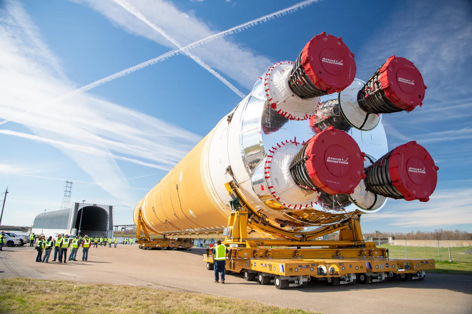 El cohete Space Launch System (SLS) de la NASA durante una etapa de traslado en el Centro Espacial Stennis, en Misisipi.