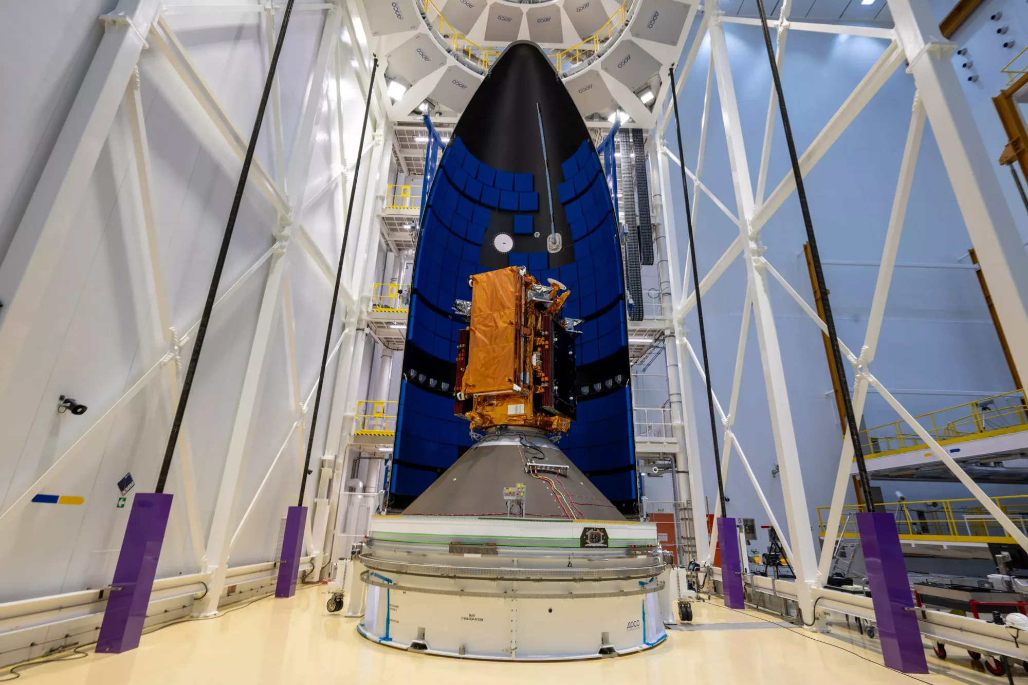 El satélite Sentinel-1D, ya acoplado en la cofia del lanzador Ariane 6.