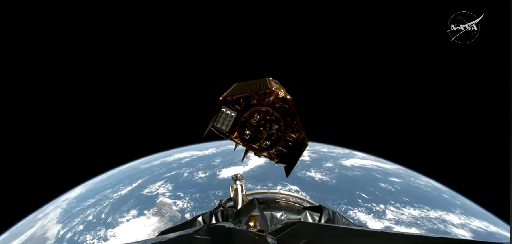 La nave Sentinel-6B es una colaboración entre la NASA, la ESA, EUMETSAT y la NOAA. Está diseñado para medir los niveles del mar hasta aproximadamente una pulgada en aproximadamente el 90% de los océanos del mundo.