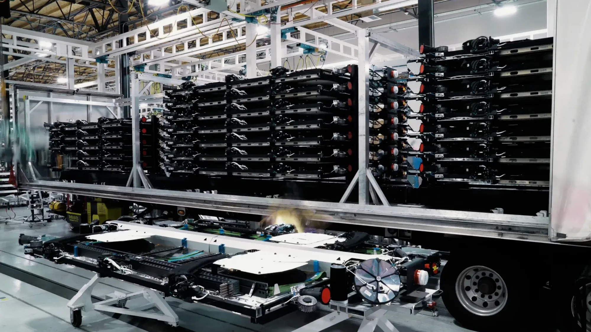 Línea de producción de satélites de telecomunicaciones Starlink en una de las plantas de SpaceX.