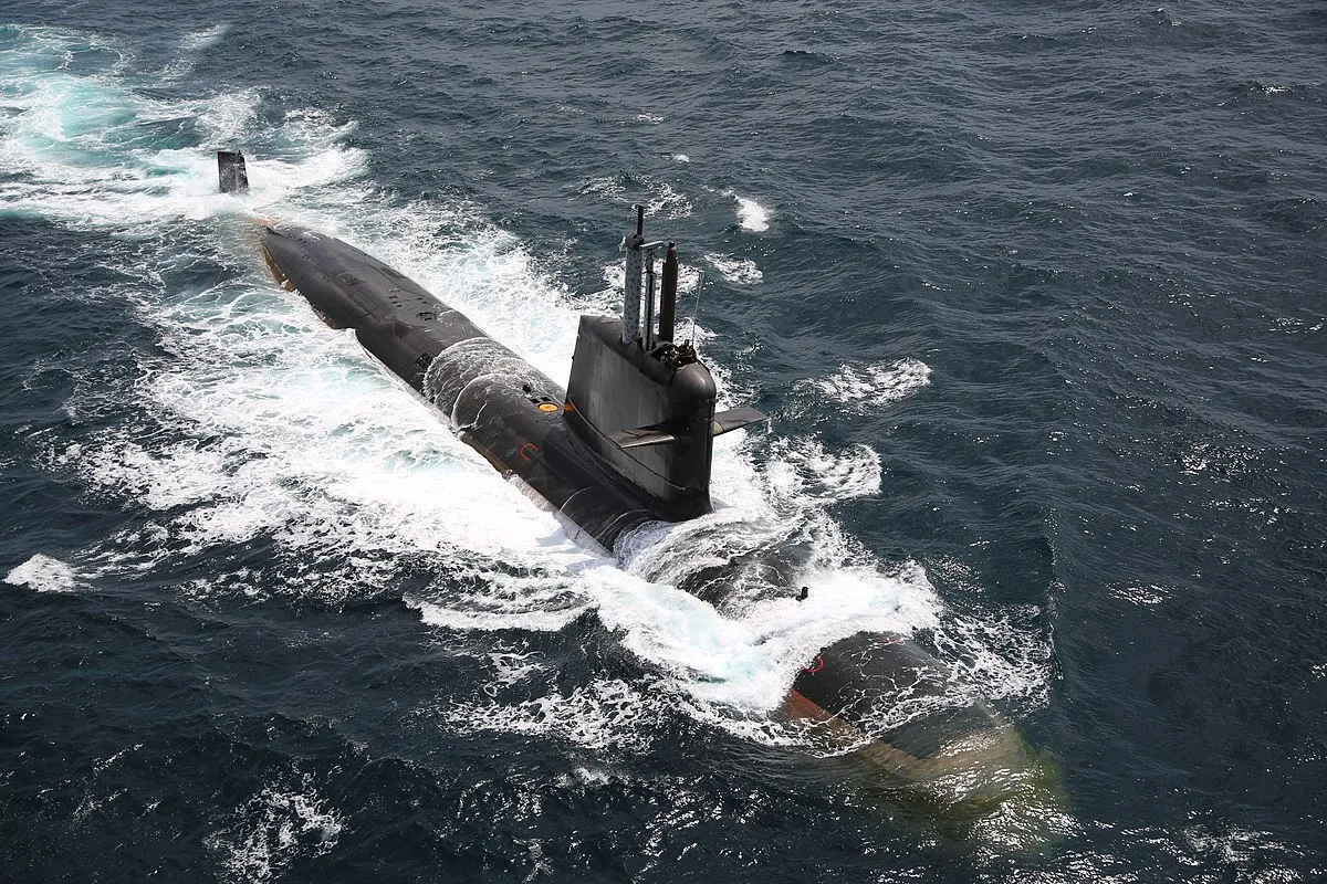 Submarino clase Scorpène navegando en superficie durante pruebas en mar abierto.