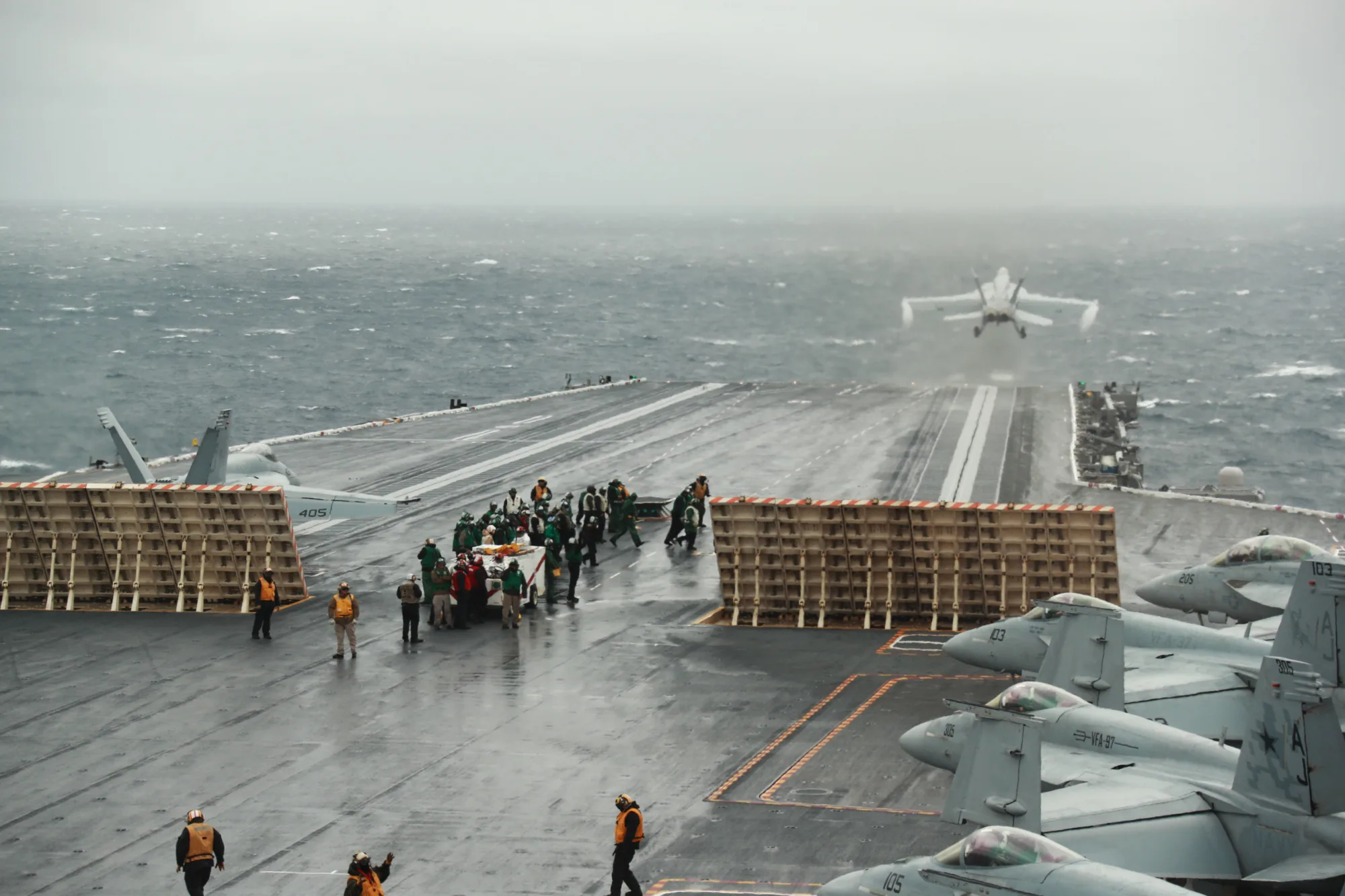 Un F/A-18 Super Hornet despega desde la cubierta del portaaviones USS Gerald R. Ford en pleno Atlántico.