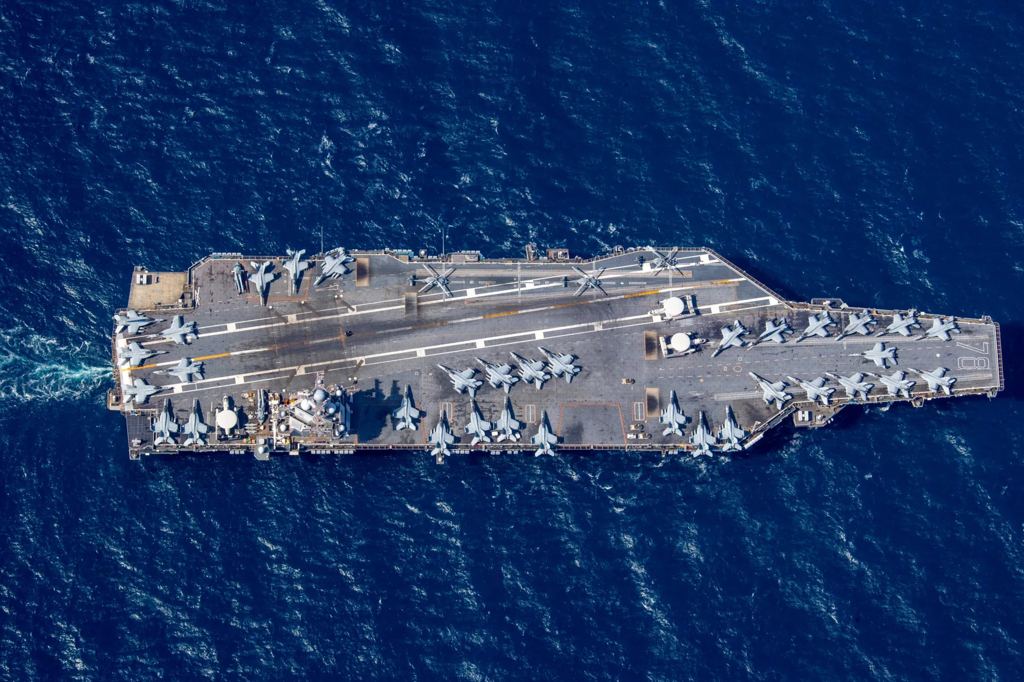 Vista aérea del USS Gerald R. Ford (CVN-78) navegando el Océano Atlántico.