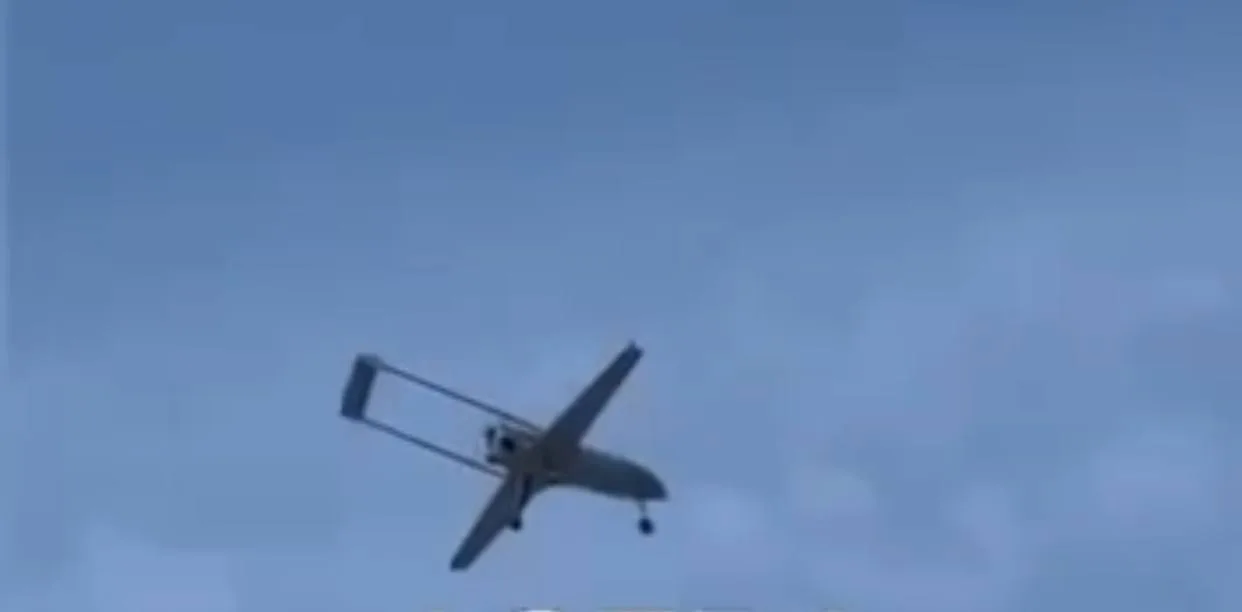 Captura de video que muestra un dron de ataque unidireccional atribuido al modelo ucraniano Lyutyi, empleado en ataques de largo alcance contra objetivos en Rusia.