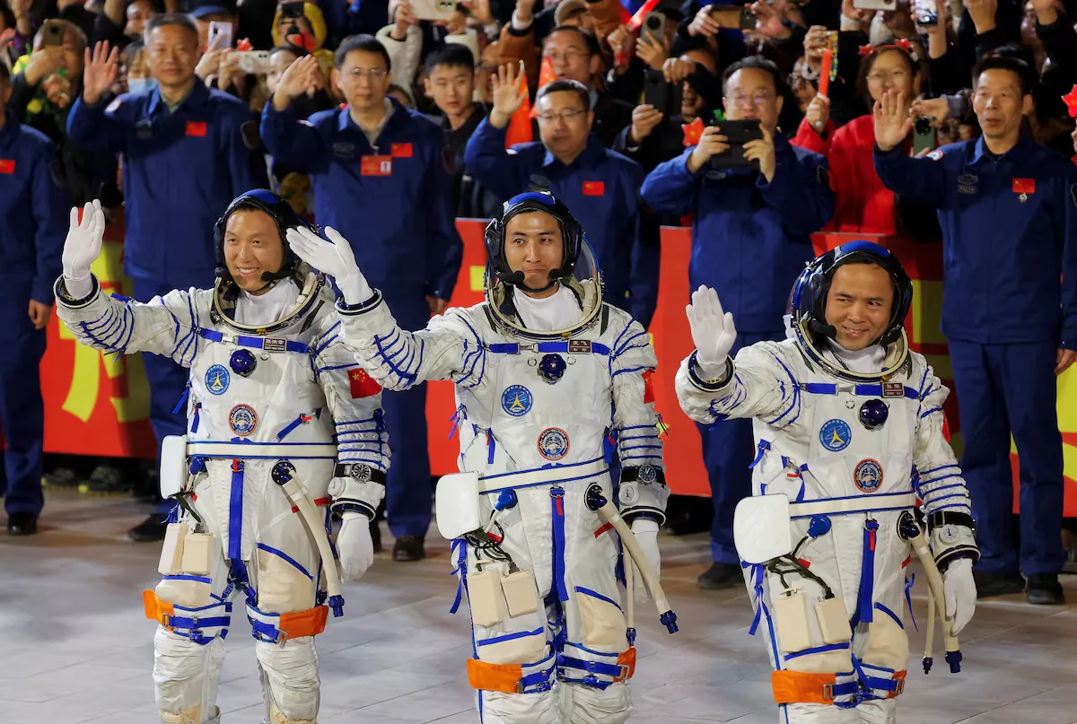 La misión Shenzhou-21 de China partió este fin de semana hacia la Estación Espacial Tiangong. Entre la tripulación a bordo, se encuentra el astronauta más joven, Wu Fei, de tan solo 32 años de edad.