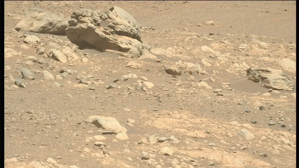 Phippsaksla, un posible meteorito avistado en la superficie de Marte, es visible en la parte superior izquierda de la imagen.