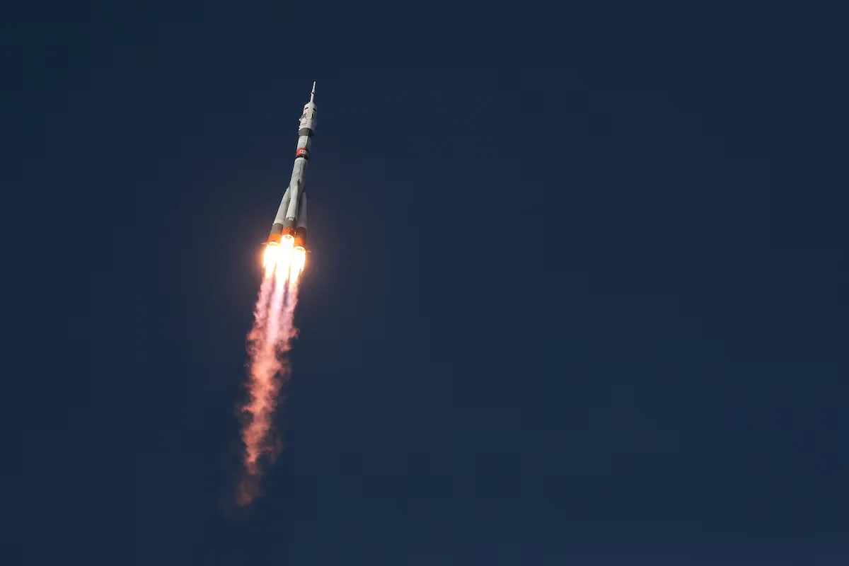 Una nave rusa Soyuz MS-28 despegó hacia la ISS el jueves con dos cosmonautas rusos y un astronauta de la NASA a bordo.
