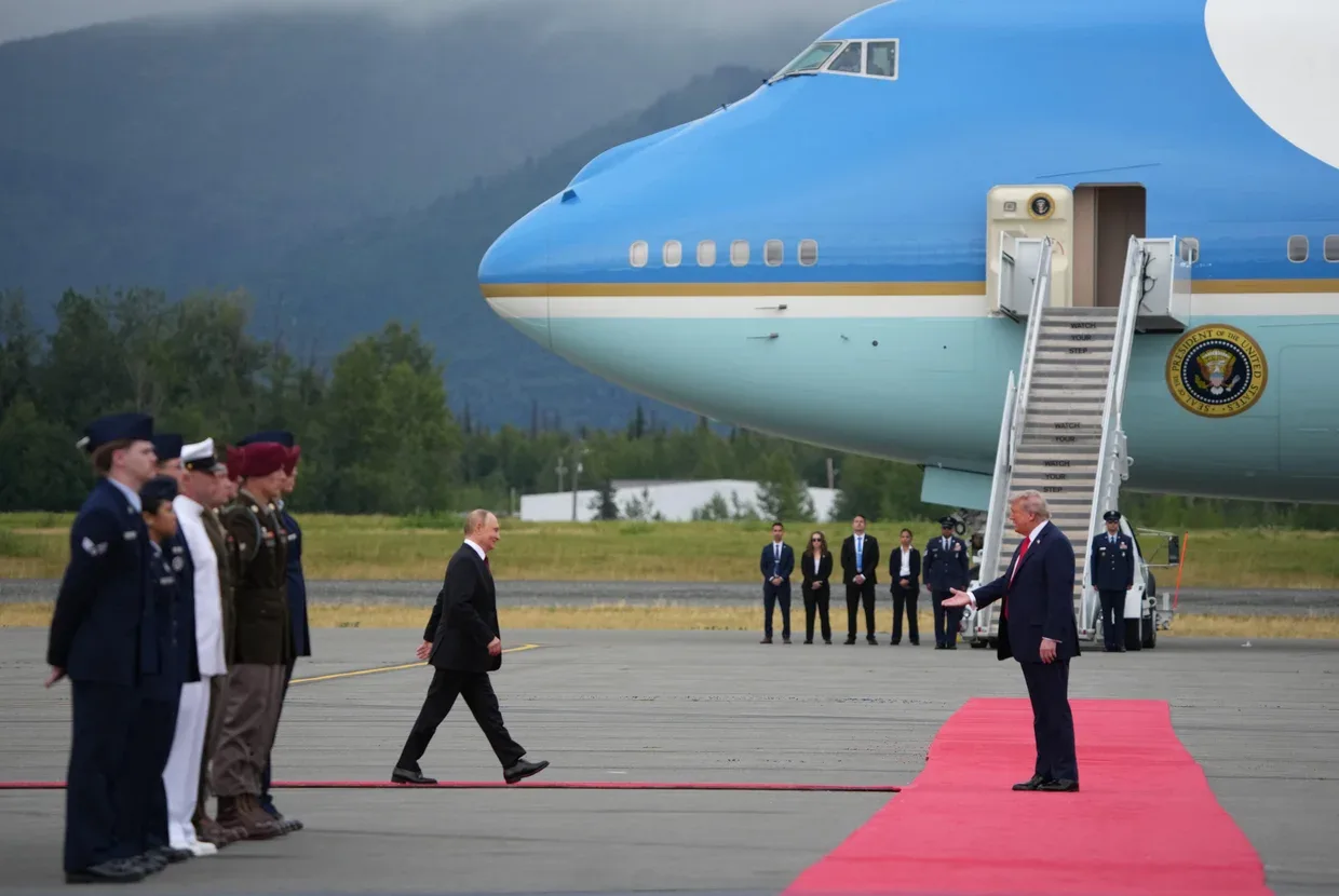 Donald Trump y Vladimir Putin durante su encuentro en Alaska, Estados Unidos.