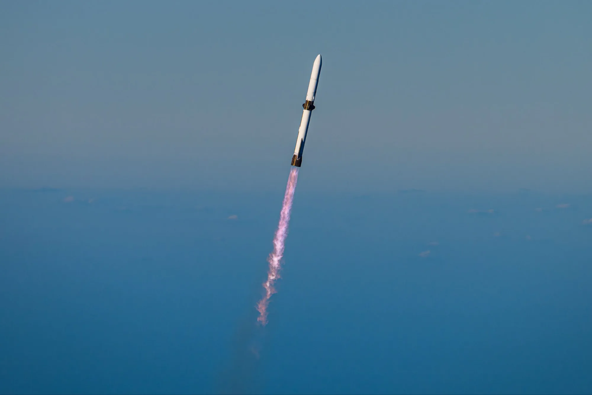 La empresa espacial Blue Origin anunció que construirá una variante más grande y potente de su cohete New Glenn.