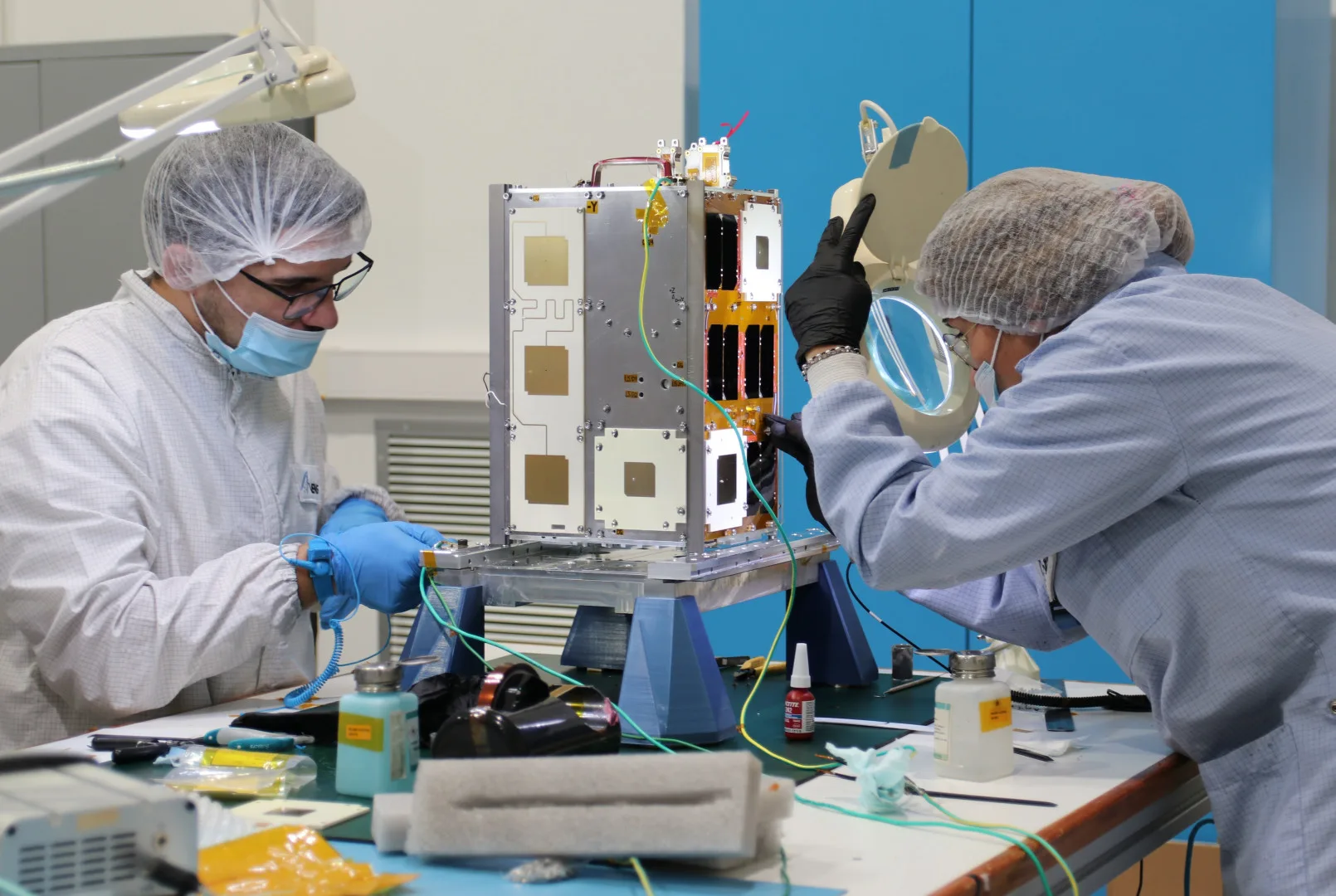 El CubeSat ATENEA participa de la misión Artemisa II mediante acuerdos de cooperación internacional con la NASA.