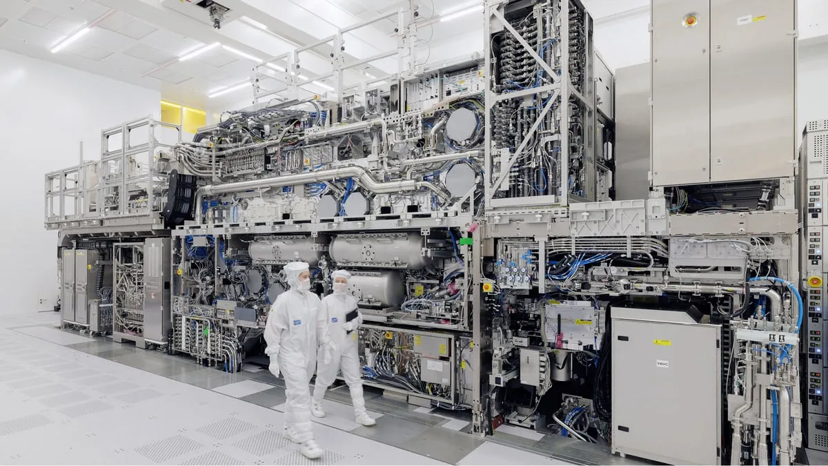Hoy, ASML es la única empresa que domina la fabricación de máquinas EUV para producir semiconductores.