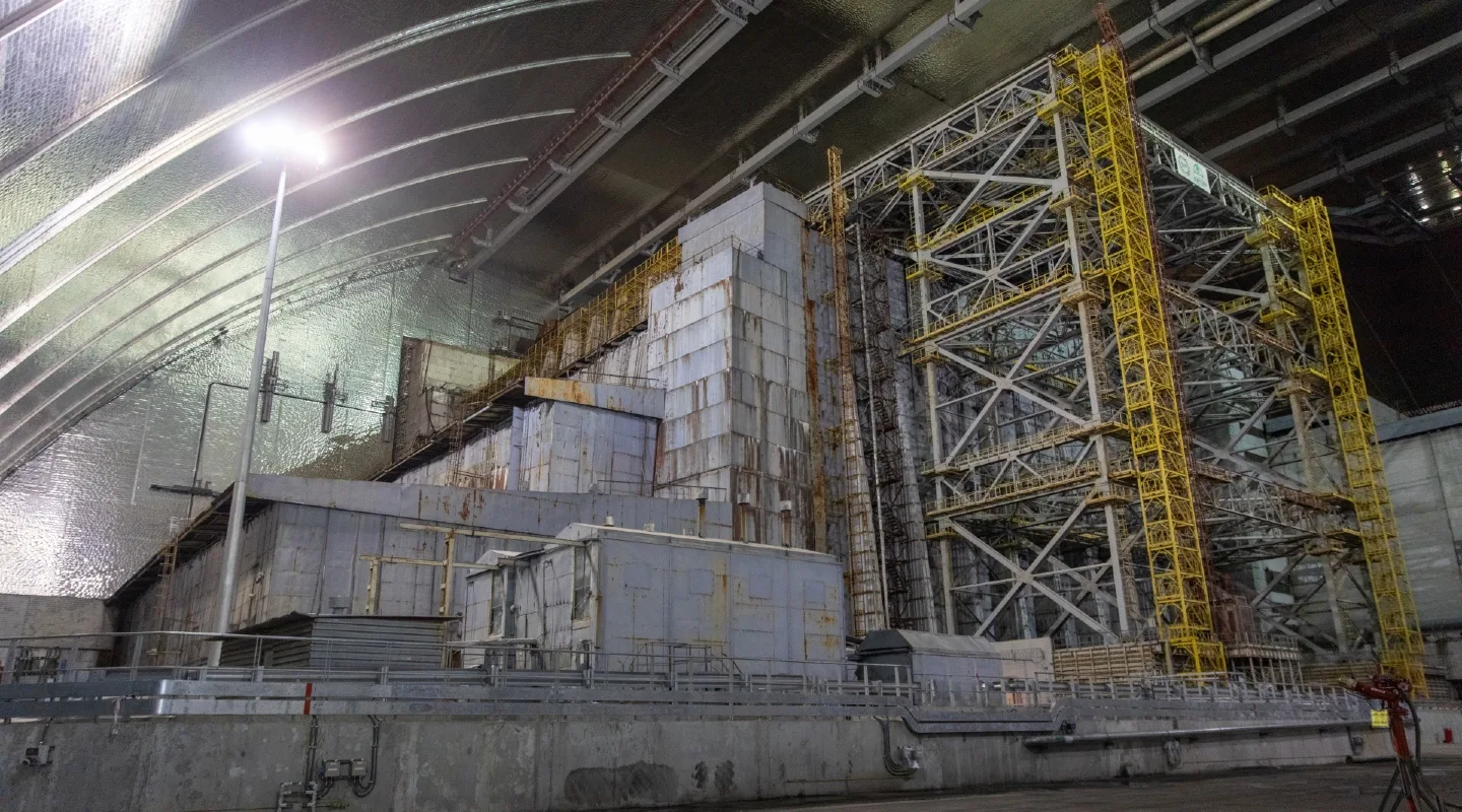 El viejo sarcófago que protege al Reactor 4, debajo del Nuevo Confinamiento Seguro (NSC).