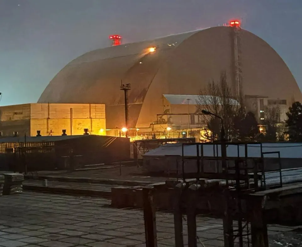 Profesionales trabajan sobre la sección dañada del escudo del reactor 4 de Chernóbil días después del ataque del dron.
