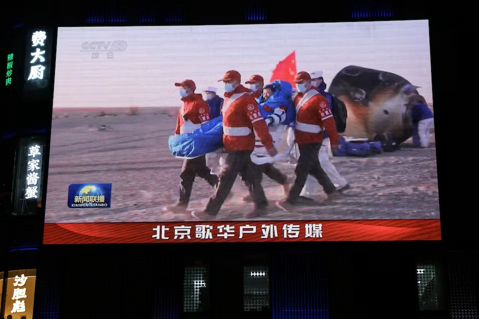 Equipos de rescate en tierra asistieron a la tripulación de Shenzhou-20 en su llegada al desierto de Gobi