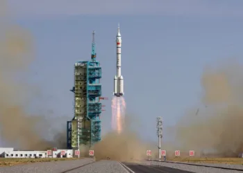 La misión china Shenzhou-20 despegando hacia la estación espacial Tiangon