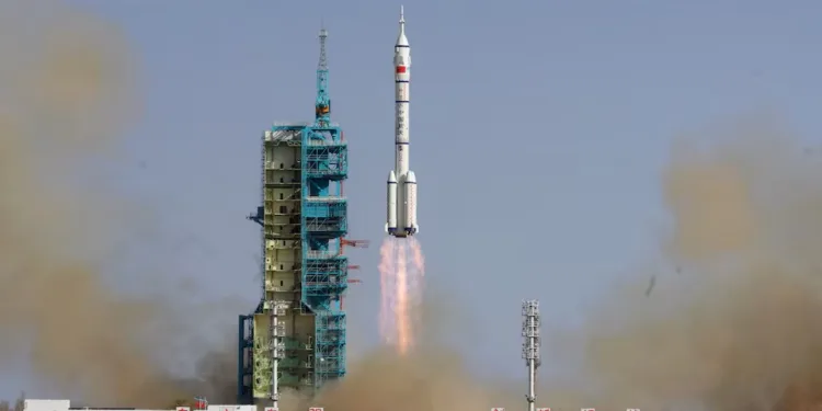 La misión china Shenzhou-20 despegando hacia la estación espacial Tiangon