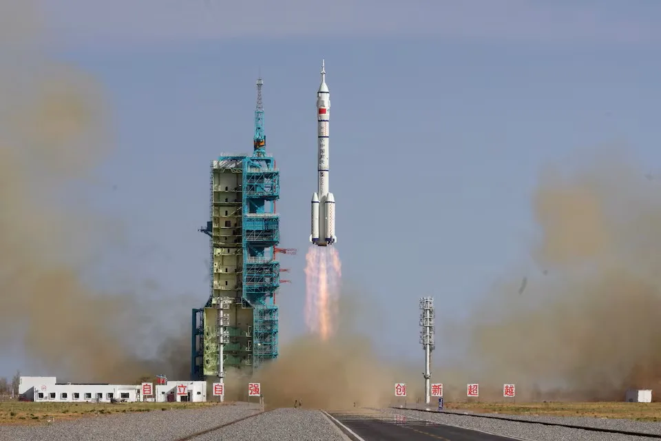 La misión china Shenzhou-20 despegando hacia la estación espacial Tiangon