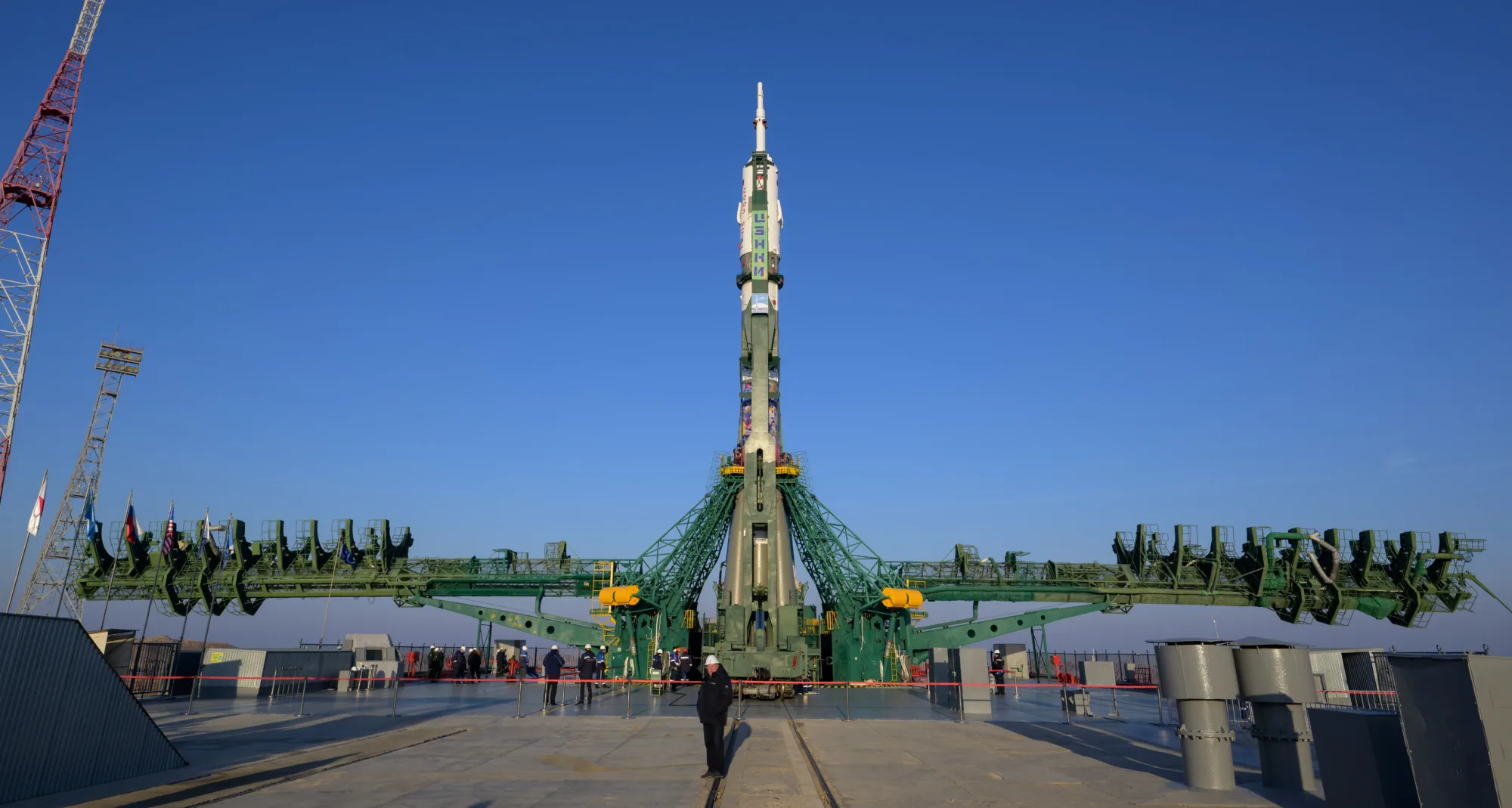 El cohete Soyuz se eleva verticalmente el lunes 24 de noviembre de 2025 en la plataforma de lanzamiento 31 del cosmódromo de Baikonur, Kazajistán.