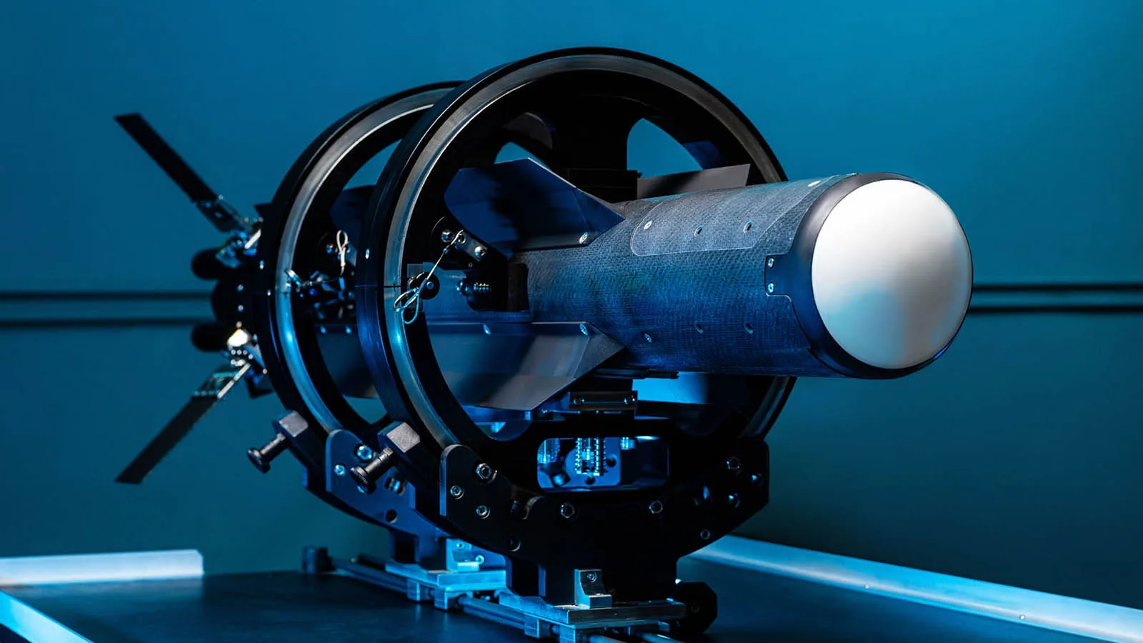 Coyote de Raytheon, interceptor compacto para defensa contra drones (C-UAS), con versiones cinéticas y no cinéticas.