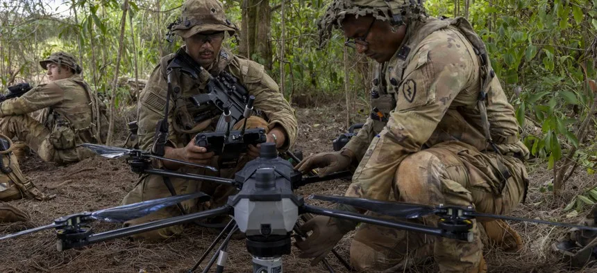 Soldados del Ejército de EE.UU. preparan un cuadricóptero C100 durante la rotación del JPMRC en Hawái.