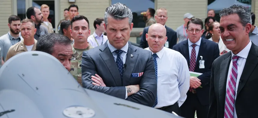El secretario de Defensa, Pete Hegseth, recibe información sobre una exhibición de sistemas autónomos multidominio en el Pentágono.