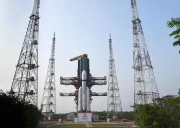 Cohete LVM3 de la India preparado en plataforma para la misión M6-Blue Bird bloque 2.