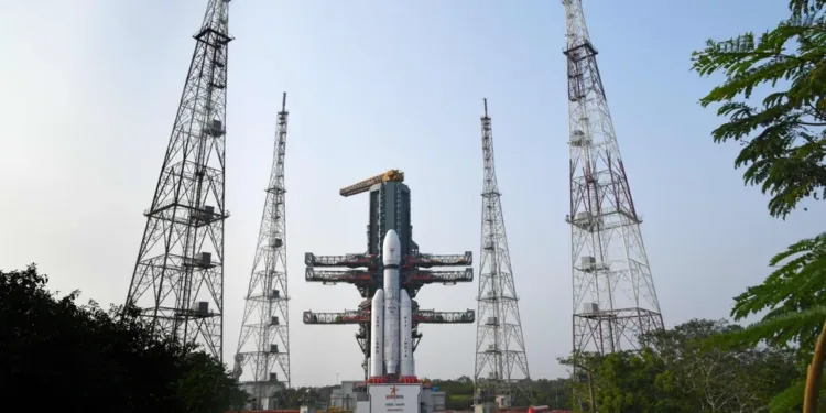 Cohete LVM3 de la India preparado en plataforma para la misión M6-Blue Bird bloque 2.