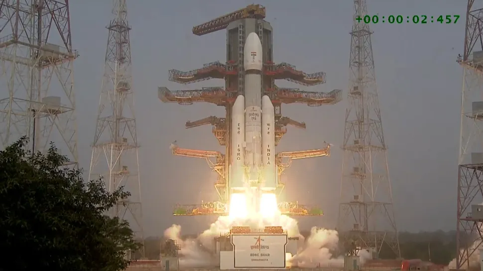 Un cohete LVM3 lanza el satélite BlueBird 6 para la compañía AST SpaceMobile el 23 de diciembre de 2025.