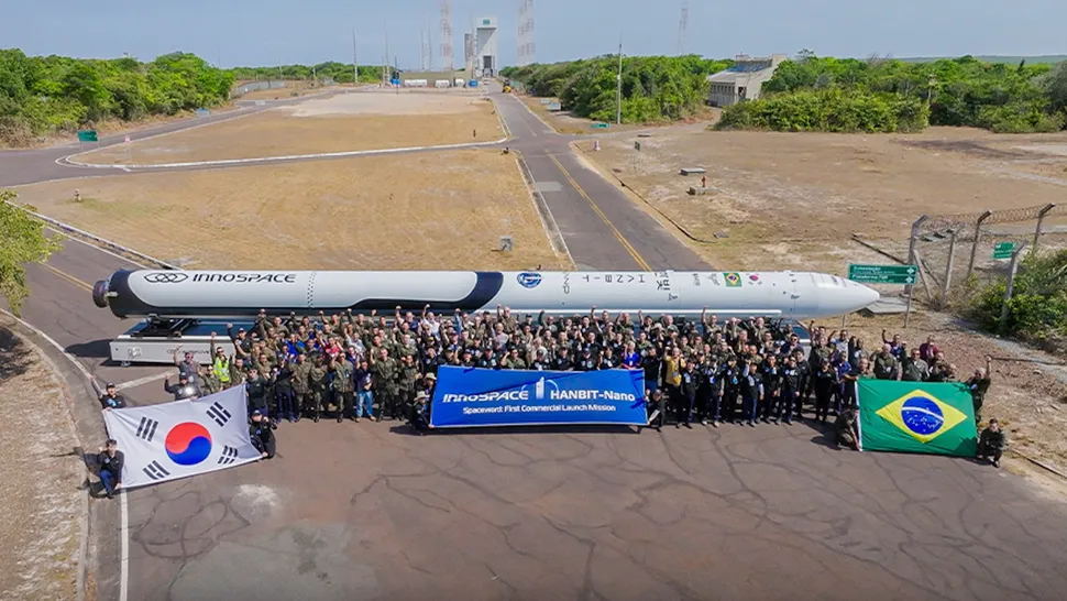 El equipo de Innospace junto con funcionarios de la Fuerza Aérea Brasileña y de la Agencia Espacial Brasileña con el primer vehículo de lanzamiento comercial de la compañía, Hanbit-Nano, en el Centro Espacial de Alcântara en Brasil.