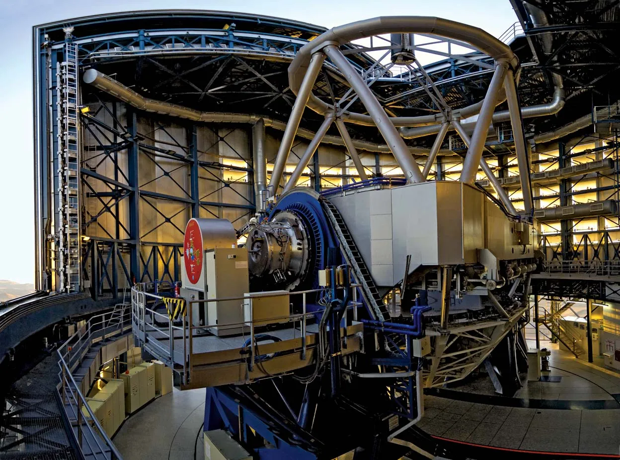Interior del telescopio Antu, una de las cuatro Unidades del VLT, equipado con un espejo primario de 8,2 metros y sistemas de óptica adaptativa de última generación.