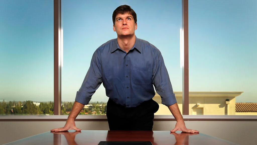 Michael James Burry fue el fundador del Fondo Scion Capital LLC, que operó desde el año 2000 hasta el 2008 y luego cerró para centrarse en sus propias inversiones personales. Burry fue uno de los primeros inversores en reconocer la crisis de hipotecas subprime e invertir mediante seguros de impago.