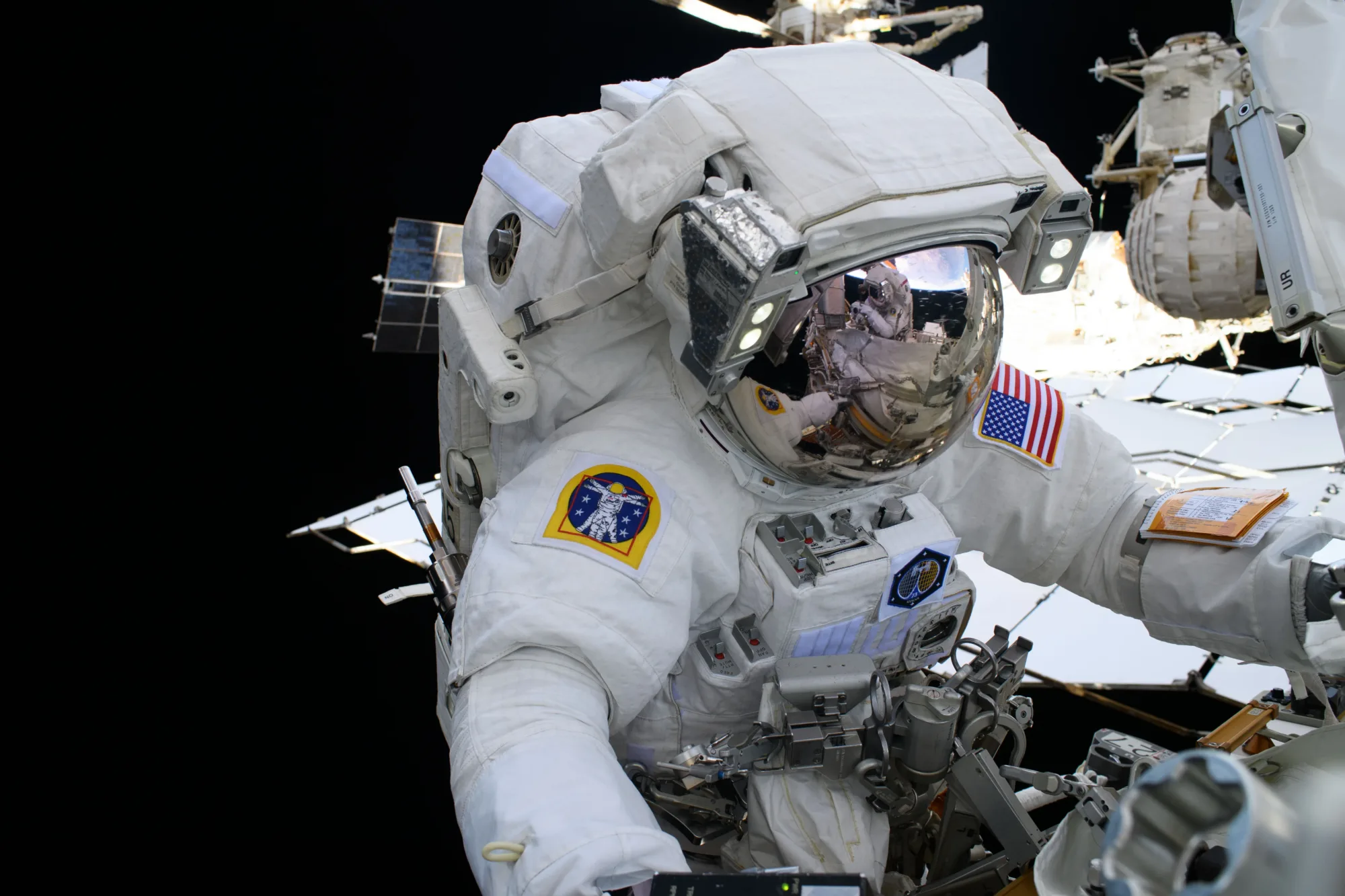 La ingeniera de vuelo de la Expedición 72, Nichole Ayers, en una actividad extravehicular.