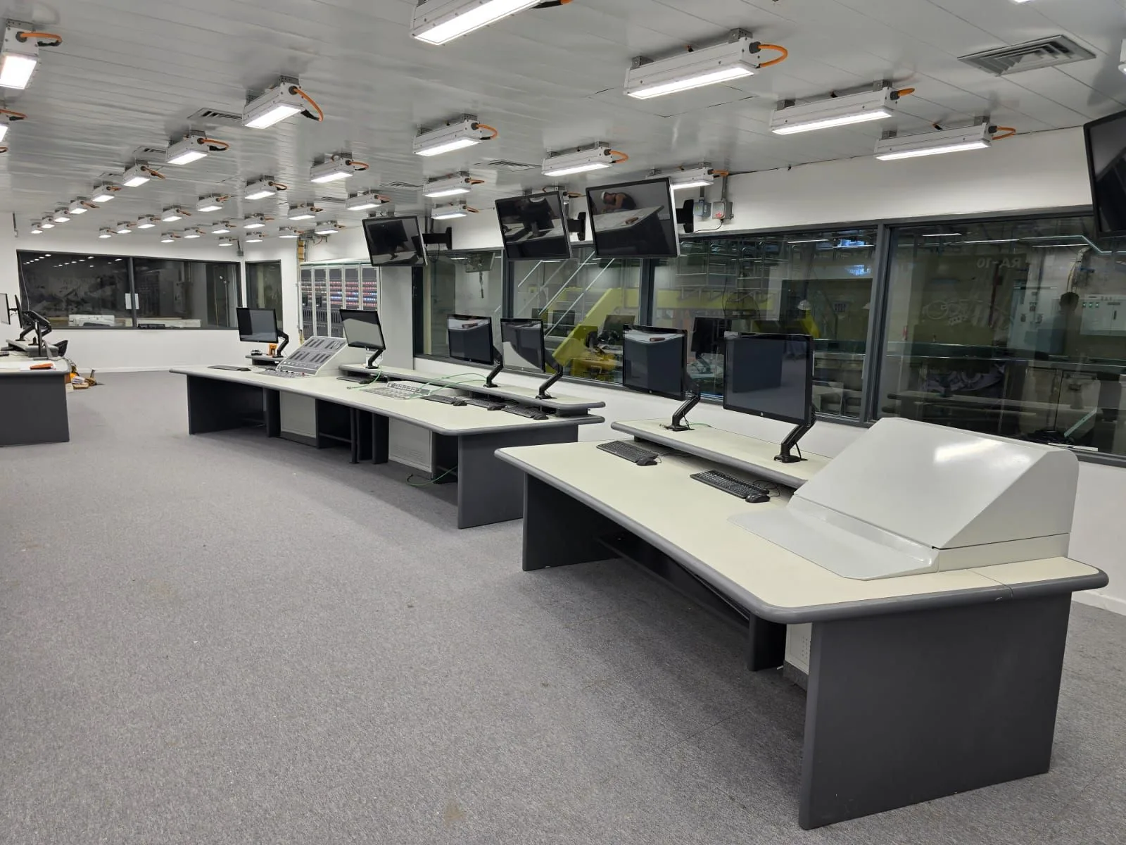 Sala de control del reactor RA-10.