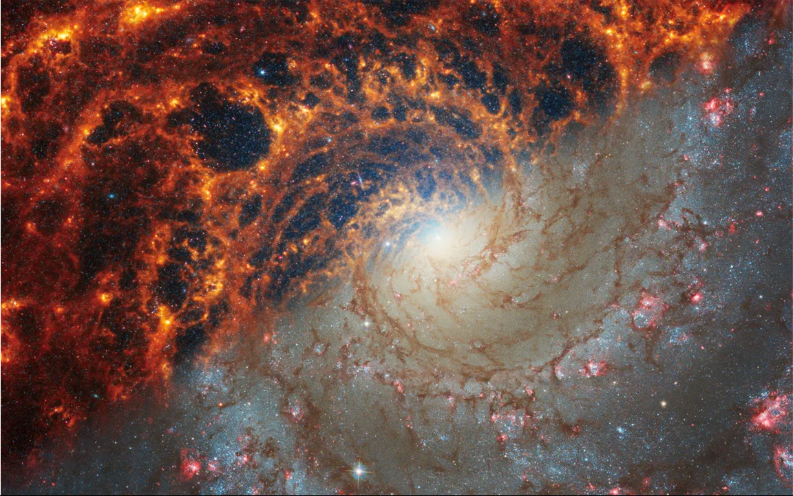 Galaxia espiral NGC 628 dividida en diagonal.