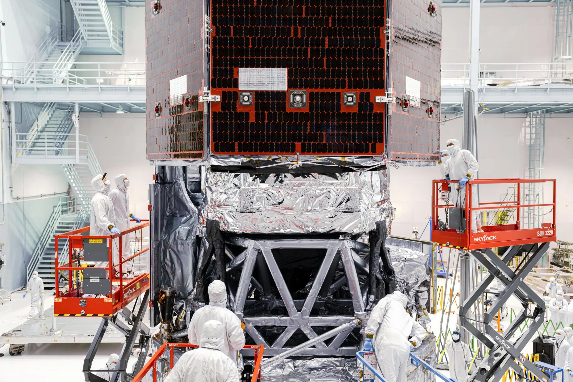 A lo largo de varias horas, los técnicos conectaron meticulosamente los segmentos interno y externo del Telescopio Espacial Nancy Grace Roman de la NASA.