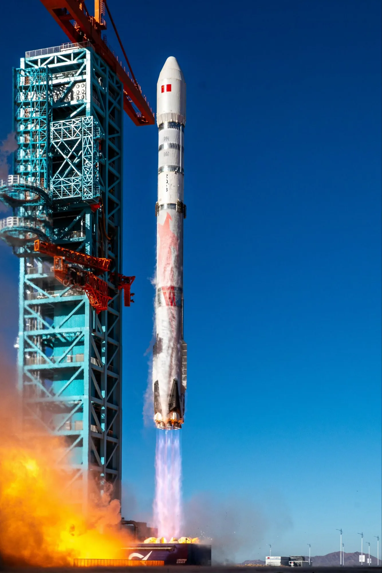 El cohete chino Zhuque-3 de Landscape se eleva desde la plataforma de lanzamiento en el desierto de gobi