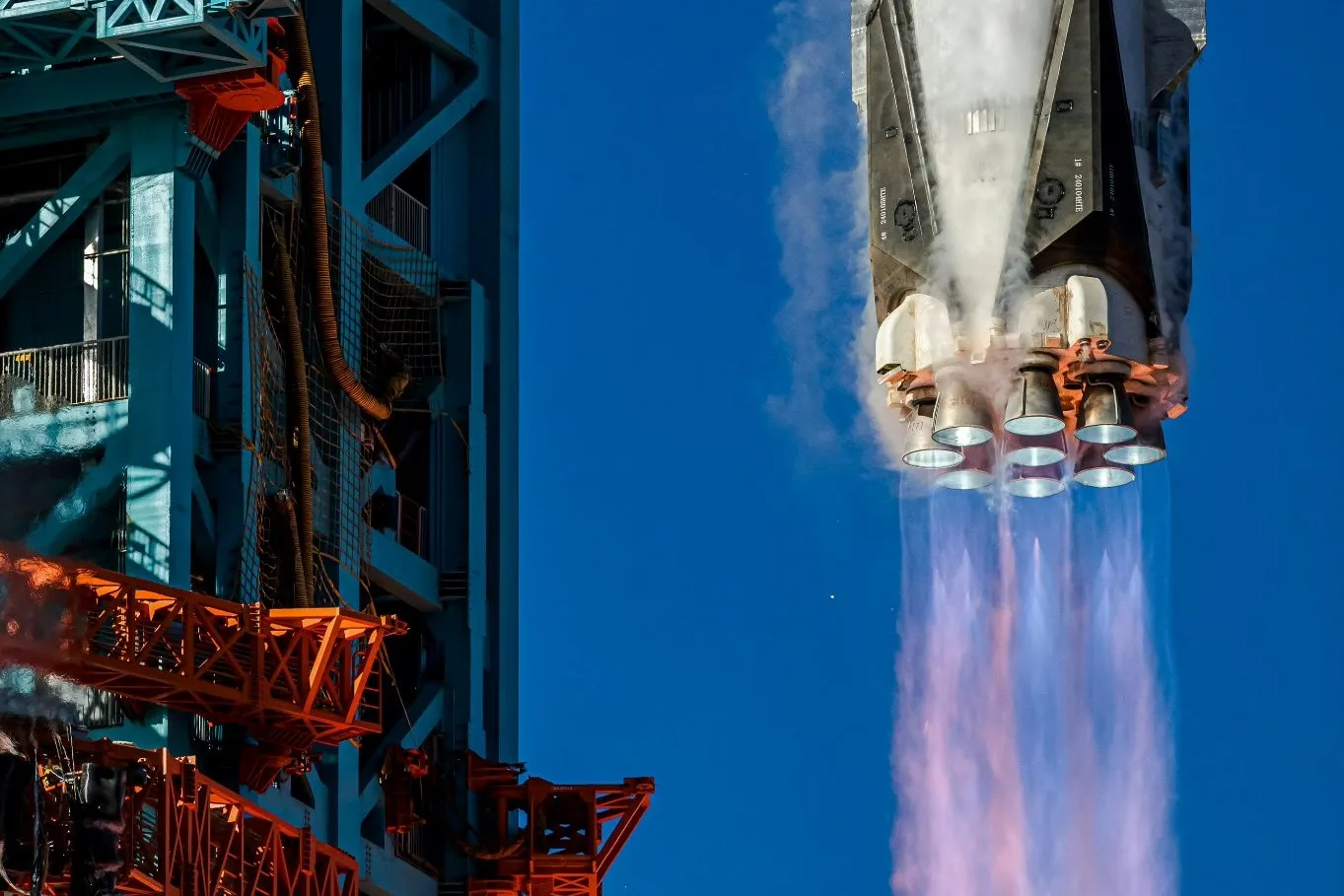 El cohete reutilizable Zhuque-3 de la empresa china Landscape realiza su primer intento de lanzamiento y recuperación de booster.