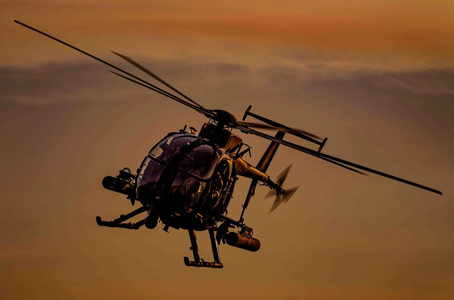 AH-6M Little Bird. Se distingue la torreta del sistema electro-óptico MX-10 en la parte frontal inferior de la cabina