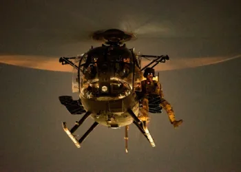 Helicóptero MH-6M Huevo Asesino en vuelo nocturno