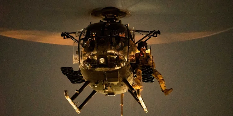 Helicóptero MH-6M Huevo Asesino en vuelo nocturno