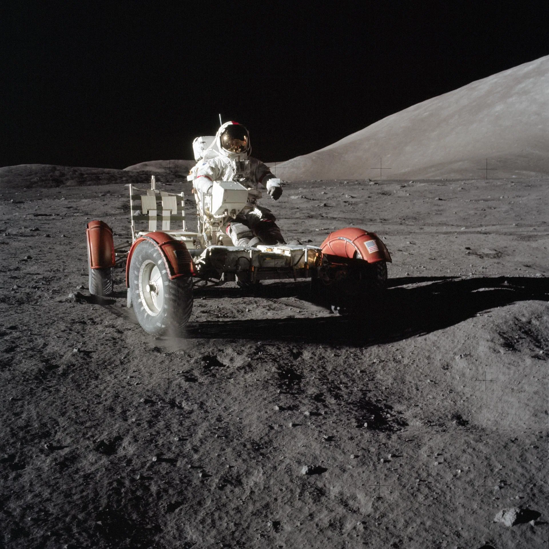 Eugene A. Cernan, comandante de Apolo 17, maneja el Vehículo Lunar Recorrido (VLR) durante la actividad extravehicular (EVA) en el sitio de aterrizaje Taurus-Littrow de la sexta y última misión Apolo de la NASA.