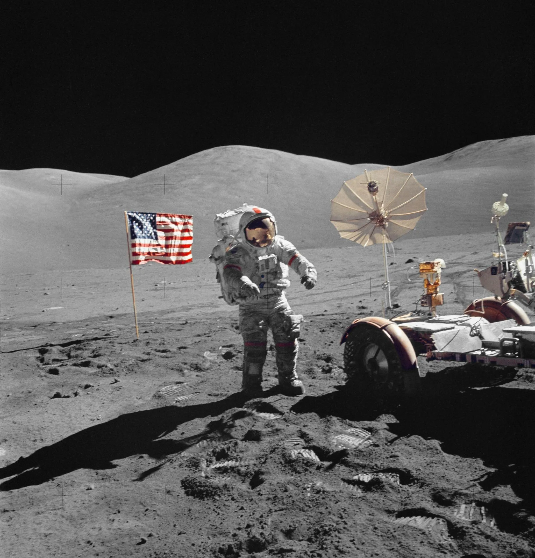 Eugene A. Cernan, comandante de Apolo 17, junto al Vehículo Lunar Recorrido (VLR) durante la actividad extravehicular (EVA) en el sitio de aterrizaje Taurus-Littrow de la sexta y última misión Apolo de la NASA.