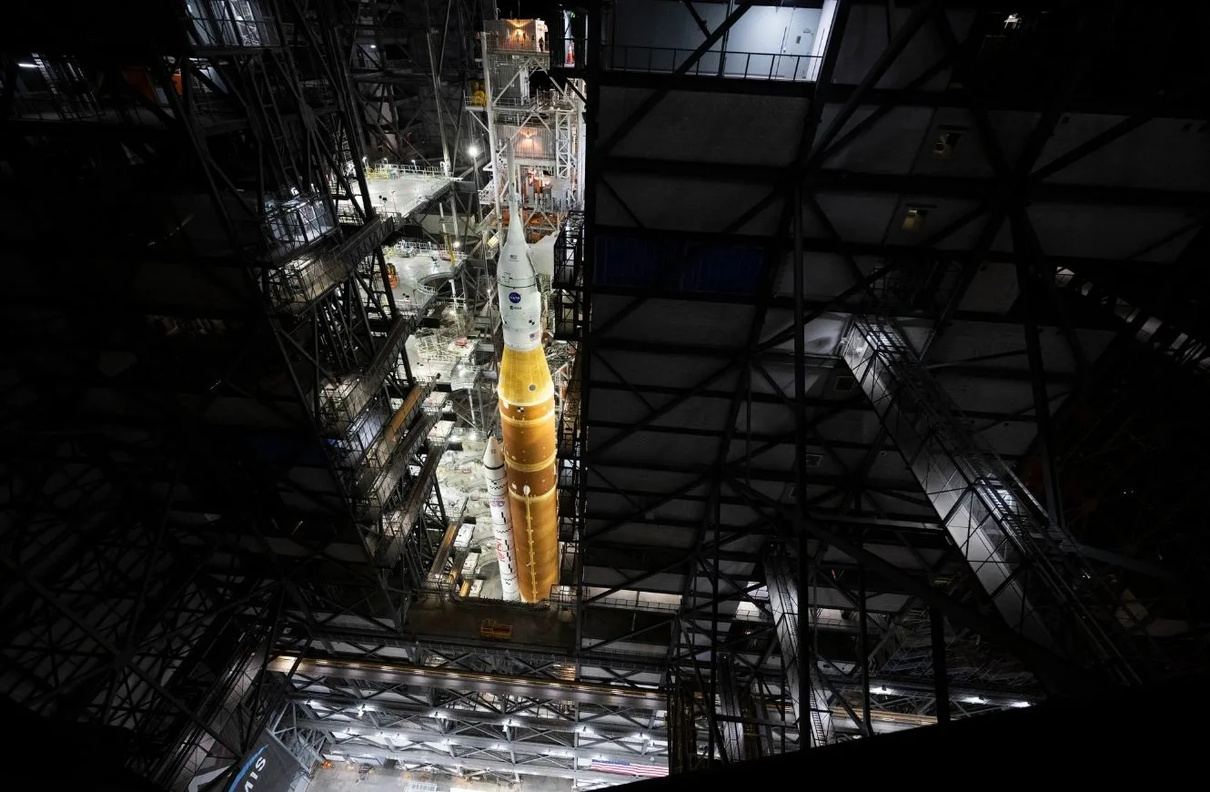 El cohete SLS con la cápsula Orion, en el Vehicle Assembly Building del Centro Espacial Kennedy, durante los preparativos para Artemisa II.